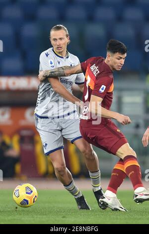 Rome, Italie. 31 janvier 2021. ROME, ITALIE - janvier 31 : Nikola Kalinic (L) de Hellas Verona en action contre Roger Ibanez (R) d'AS Roma pendant la série UN match de football entre AS Roma et Hellas Verona au Stadio Olimpico le 31 janvier 2021 à Rome Italie/LiveMedia Credit: Claudio Pasquazi/LPS/ZUMA Wire/Alamy Live News Banque D'Images