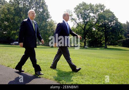 Le président américain George W. Bush et Karl Rove, chef de cabinet adjoint et conseiller principal, font une déclaration à la Maison Blanche à Washington, DC, Etats-Unis, le 13 août 2007. Bush a annoncé que Rove quittera le personnel de la Maison Blanche le 31 août. Photo par Olivier Douliery/ABACAPRESS.COM Banque D'Images