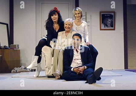 Alexandra Pandev,Maaike Jansen, Ary Abittan, et Sylvie Audcoeur, lors de la traversée de 'Happy Hanouka' , dirigée par Jean-Luc Moreau au Théâtre Michel de Paris, France, le 17 août 2007. Photo de Giancarlo Gorassini/ABACAPRESS.COM Banque D'Images