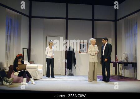 Alexandra Pandev,Maaike Jansen , Ary Abittan,et Sylvie Audcoeur, pendant la période de 'Happy Hanouka' , dirigée par Jean-Luc Moreau au Théâtre Michel de Paris, France, le 17 août 2007. Photo de Giancarlo Gorassini/ABACAPRESS.COM Banque D'Images