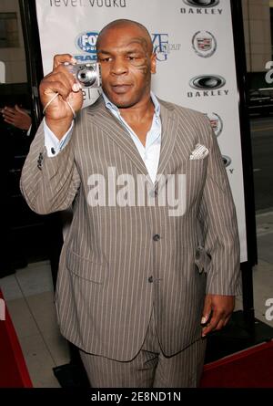 Mike Tyson arrive pour la première « ressusciter le champ » de Los Angeles au Samuel Goldwyn Theatre à Beverly Hills, CA, Etats-Unis le 22 août 2007. Photo de Walker/ABACAPRESS.COM Banque D'Images