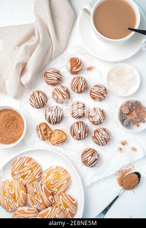 Biscuits au citron et au chocolat sur fond blanc. Vue de dessus, verticale. Banque D'Images