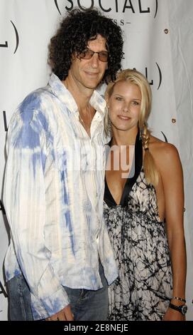 Howard Stern et sa petite amie Beth Ostrosky assistent à la collecte DE fonds de Hampton à Ross avec une performance de Tom Petty, qui s'est tenue sur le terrain de l'école Ross à East Hampton, NY, USA, le samedi 25 août 2007. Photo de David Miller/ABACAPRESS.COM Banque D'Images