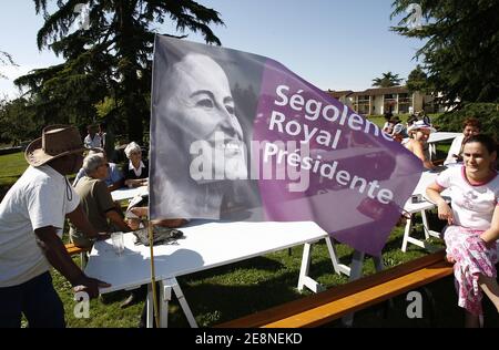 Les partisans socialistes assistent à la fête annuelle de la Rose à Melle, dans le sud-ouest de la France, le 25 août 2007. Photo de Patrick Bernard/ABACAPRESS.COM Banque D'Images