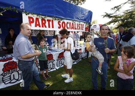 Les partisans socialistes assistent à la fête annuelle de la Rose à Melle, dans le sud-ouest de la France, le 25 août 2007. Photo de Patrick Bernard/ABACAPRESS.COM Banque D'Images