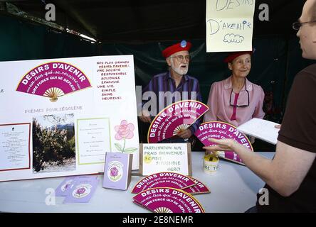 Les partisans socialistes assistent à la fête annuelle de la Rose à Melle, dans le sud-ouest de la France, le 25 août 2007. Photo de Patrick Bernard/ABACAPRESS.COM Banque D'Images