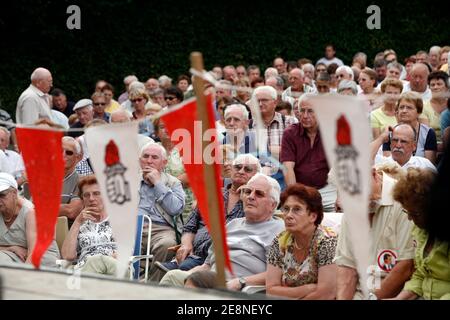 Les partisans socialistes assistent à la fête annuelle de la Rose, à Frangy en Bresse, en France, le 26 août 2007. Photo par Axelle de russe/ABACAPRESS.COM Banque D'Images