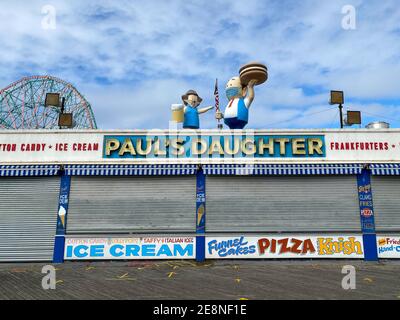 New York City - 17 octobre 2020 : le restaurant Paul's Daughter sur la promenade de Coney Island avec prise de distance sociale en vigueur. Banque D'Images
