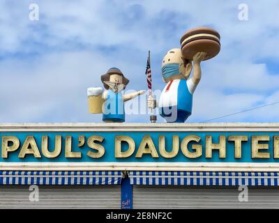 New York City - 17 octobre 2020 : le restaurant Paul's Daughter sur la promenade de Coney Island avec prise de distance sociale en vigueur. Banque D'Images