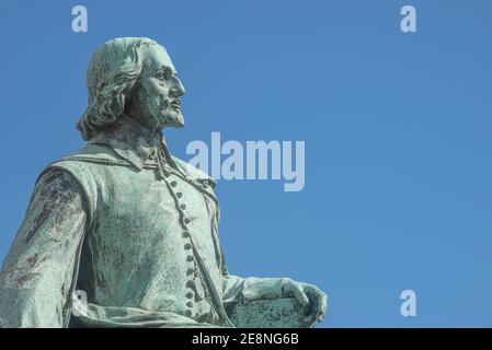 Statue du grand scientifique Otto von Guericke dans le centre historique de Magdebourg Allemagne, à la journée ensoleillée et ciel bleu, gros plan, détails Banque D'Images