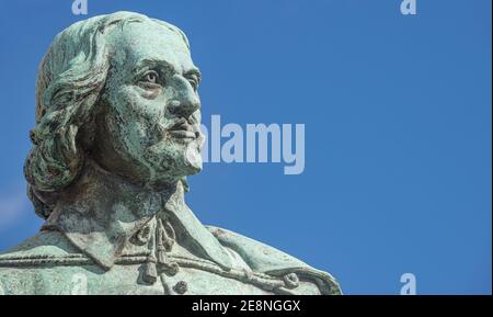 Statue du grand scientifique Otto von Guericke dans le centre historique de Magdebourg Allemagne, à la journée ensoleillée et ciel bleu, gros plan, détails Banque D'Images