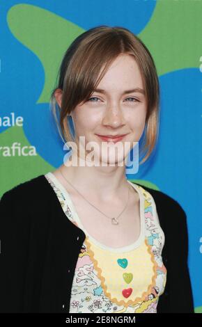 L'actrice irlandaise Saoirse Ronan pose pour des photos pendant le photocall pour son nouveau film "Expiation" au 64ème Festival annuel du film de Venise, à Venise, Italie, le 29 août 2007. Photo de Nicolas Khayat/ABACAPRESS.COM Banque D'Images