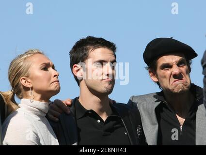 Les acteurs « héros » Milo Vintimiglia, Hayden Panettiere et Adrian Pasdar louent un bus à impériale pour une visite de tous les monuments et monuments célèbres de Paris, France, le 29 août 2007. Photo par ABACAPRESS.COM Banque D'Images