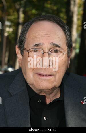 EXCLUSIF. Le réalisateur et acteur français Robert Hossein pose pour notre photographe après l'enregistrement du programme TV français 'vivre Dimanche' qui s'est tenu au Studio Gabriel à Paris, France, le 29 août 2007. Photo de Denis Guignebourg/ABACAPRESS.COM Banque D'Images