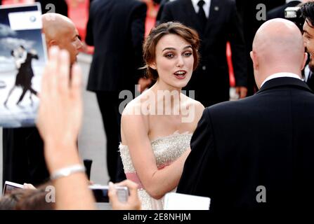 L'actrice britannique Keira Knightley arrive et signe des autographes lors de la cérémonie d'ouverture, avec la projection de 'Expiation' du 64ème Festival International du film de Venise, à Venise, Italie, le 29 août 2007. Photo par ABACAPRESS.COM Banque D'Images