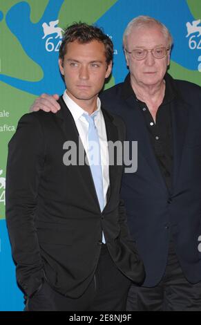 Les membres de la troupe Jude Law et Michael Caine posent pour des photos pendant la séance photo de 'Sleuth' au 64ème Festival annuel du film de Venise à Venise, Italie, le 30 août 2007. Photo de Nicolas Khayat/ABACAPRESS.COM Banque D'Images