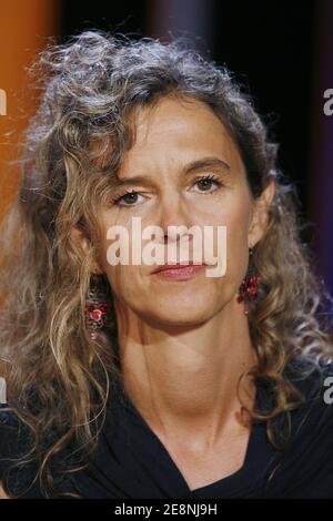 Delphine de Vigan fait la promotion de son livre 'No et moi' lors de l'enregistrement de la chaîne TF1 TV Show 'vol de nuit' à Paris, France, le 30 août 2007. Photo de Thierry Orban/ABACAPRESS.COM Banque D'Images