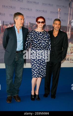 Le directeur Tony Gilroy, l'actrice Tilda Swinton et l'acteur américain George Clooney assistent à la séance photo de « Michael Clayton » au centre international de Deauville lors du 33ème Festival du film américain de Deauville, en Normandie, le 2 septembre 2007. Photo de Denis Guignebourg/ABACAPRESS.COM Banque D'Images