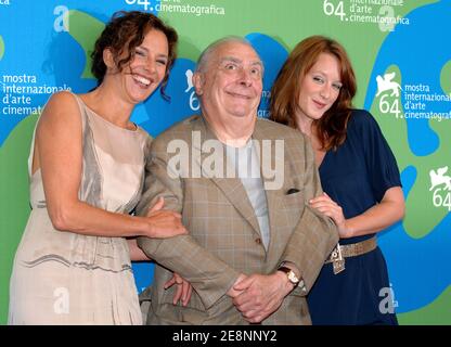 Le directeur Claude Chabrol et les acteurs Ludive Sagnier et Valeria Cavalli posent pour des photos lors de la photo « la feuille Coupée en deux » au 64e Festival annuel du film de Venise à Venise, Italie, le 2 septembre 2007. Photo de Nicolas Khayat/ABACAPRESS.COM Banque D'Images