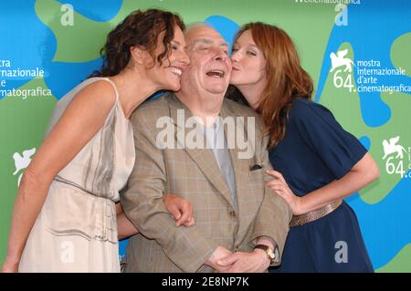 Le directeur Claude Chabrol et les acteurs Ludive Sagnier et Valeria Cavalli posent pour des photos lors de la photo « la feuille Coupée en deux » au 64e Festival annuel du film de Venise à Venise, Italie, le 2 septembre 2007. Photo de Nicolas Khayat/ABACAPRESS.COM Banque D'Images