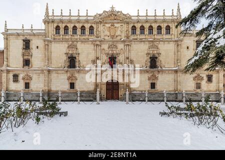 vue horizontale de la façade principale du grand collège de saint ildefonso et la place de san diego dans la ville d'alcala de henares enneigé Banque D'Images