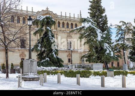 vue partielle sur la place de saint diego dans la ville de alcalá de henares enneigée avec la façade de major collège de saint ildefonso en arrière-plan Banque D'Images