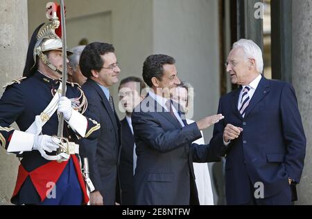 Le Premier ministre bavarois Edmund Stoiber rencontre le président français Nicolas Sarkozy à l'Elysée à Paris, en France, le 5 septembre 2007. Stoiber est à Paris pour une visite de 2 jours les 5 et 6 septembre. Photo de Bernard Bisson/ABACAPRESS.COM Banque D'Images