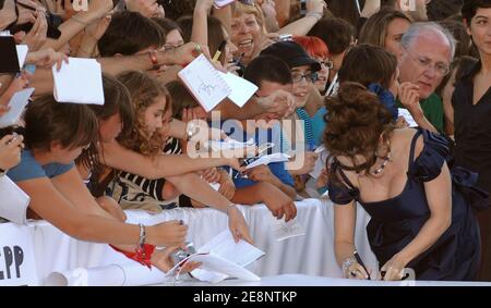 Une actrice britannique enceinte Helena Bonham-carter signe des autographes alors qu'elle marche sur le tapis rouge avant la projection du film « le cauchemar avant Noël 3-D » et de la cérémonie du prix d'excellence Tim Burton Golden Lion for Lifetime lors du 64ème Festival du film de Venise, en Italie, le 5 septembre 2007. Photo de Nicolas Khayat/ABACAPRESS.COM Banque D'Images