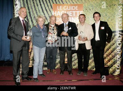 La chanteuse française Michel Jonasz (parrain de la cérémonie) et la journaliste de télévision Françoise Labourde (qui présente son vin Monastère de Saint Mont) posent avec les lauréats du Prix "Guide Hachette des vins 2007" au Pavillon Dauphine à Paris, France, le 5 septembre 2007. Photo de Mousse/ABACAPRESS.COM Banque D'Images