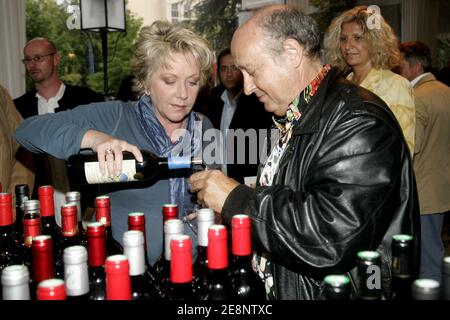 La chanteuse française Michel Jonasz (parrain de la cérémonie) et la journaliste de télévision Françoise Labourde (qui présente son vin Monastère de Saint Mont) assistent à la cérémonie de remise des prix du guide Hachette des vins 2007 au Pavillon Dauphine à Paris, le 5 septembre 2007. Photo de Mousse/ABACAPRESS.COM Banque D'Images