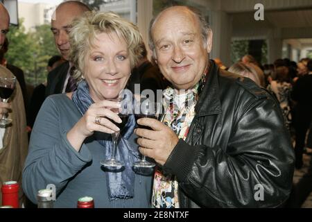 La chanteuse française Michel Jonasz (parrain de la cérémonie) et la journaliste de télévision Françoise Labourde (qui présente son vin Monastère de Saint Mont) assistent à la cérémonie de remise des prix du guide Hachette des vins 2007 au Pavillon Dauphine à Paris, le 5 septembre 2007. Photo de Mousse/ABACAPRESS.COM Banque D'Images