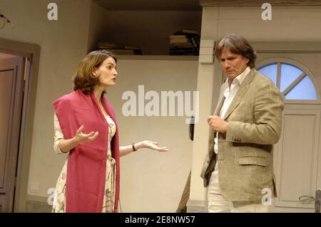 François-Eric Gendron et Véronique Boulanger lors de la traversée de 'les belles-Soeurs' , réalisée par Jean-Luc Moreau au Théâtre Saint-Georges à Paris, France, le 05 septembre 2007. Photo de Giancarlo Gorassini/ABACAPRESS.COM Banque D'Images