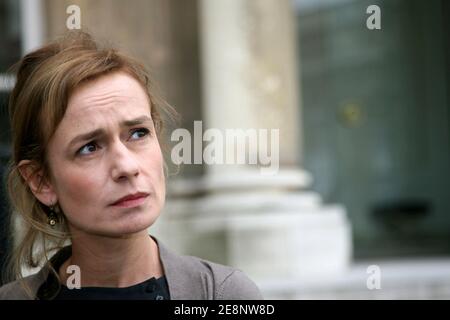 L'actrice française Sandrine Bonnaire arrive au Palais de l'Elysée à Paris, le 5 septembre 2007, pour rencontrer le Président Nicolas Sarkozy. Photo de Mehdi Taamallah/ABACAPRESS.CO Banque D'Images