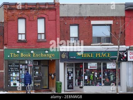 Toronto, Canada - le 31 janvier 2021 : les quartiers plus anciens de Toronto conservent certains magasins indépendants intéressants. Banque D'Images