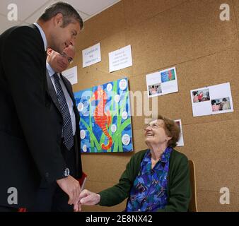 Le porte-parole du gouvernement Laurent Wauquiez visite une résidence spécialisée 'Hippocampe' pour les personnes atteintes de la maladie d'Alzheimer à Villefranche sur Saone (près de Lyon), en France, le 6 septembre 2007. Photos de Vincent Dargent/ABACAPRESS.COM Banque D'Images