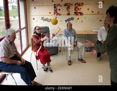 Le porte-parole du gouvernement Laurent Wauquiez visite une résidence spécialisée 'Hippocampe' pour les personnes atteintes de la maladie d'Alzheimer à Villefranche sur Saone (près de Lyon), en France, le 6 septembre 2007. Photos de Vincent Dargent/ABACAPRESS.COM Banque D'Images