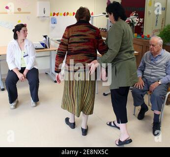 Le porte-parole du gouvernement Laurent Wauquiez visite une résidence spécialisée 'Hippocampe' pour les personnes atteintes de la maladie d'Alzheimer à Villefranche sur Saone (près de Lyon), en France, le 6 septembre 2007. Photos de Vincent Dargent/ABACAPRESS.COM Banque D'Images