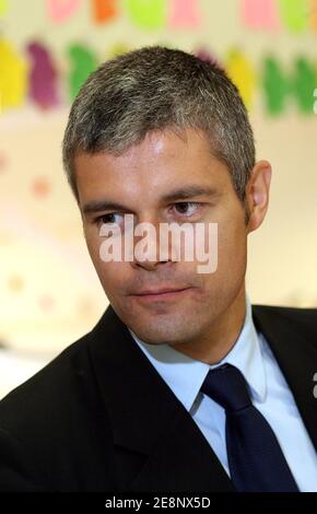 Le porte-parole du gouvernement Laurent Wauquiez visite une résidence spécialisée 'Hippocampe' pour les personnes atteintes de la maladie d'Alzheimer à Villefranche sur Saone (près de Lyon), en France, le 6 septembre 2007. Photos de Vincent Dargent/ABACAPRESS.COM Banque D'Images