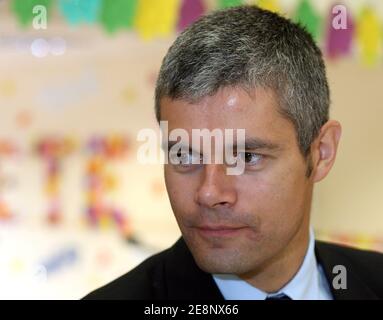 Le porte-parole du gouvernement Laurent Wauquiez visite une résidence spécialisée 'Hippocampe' pour les personnes atteintes de la maladie d'Alzheimer à Villefranche sur Saone (près de Lyon), en France, le 6 septembre 2007. Photos de Vincent Dargent/ABACAPRESS.COM Banque D'Images