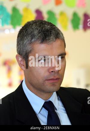 Le porte-parole du gouvernement Laurent Wauquiez visite une résidence spécialisée 'Hippocampe' pour les personnes atteintes de la maladie d'Alzheimer à Villefranche sur Saone (près de Lyon), en France, le 6 septembre 2007. Photos de Vincent Dargent/ABACAPRESS.COM Banque D'Images