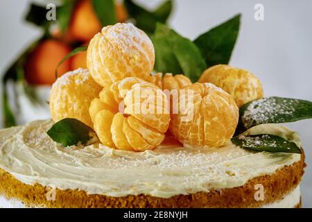 Gros plan de mandarines d'orange avec des feuilles vertes. Banque D'Images