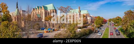 Vue panoramique de la chapelle Maria Magdalena, de l'église Saint Petri et de l'église évangélique à l'automne près de l'autoroute avec des voitures dans le centre-ville historique de Magdeburg, Banque D'Images