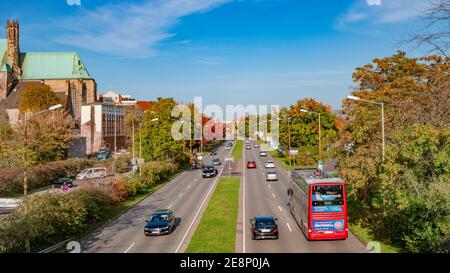 Vue panoramique de la chapelle Maria Magdalena, de l'église Saint Petri et de l'église évangélique à l'automne près de l'autoroute avec des voitures dans le centre-ville historique de Magdeburg, Banque D'Images