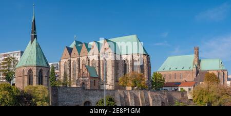 Vue panoramique de la chapelle Maria Magdalena, de l'église Saint Petri et de l'église évangélique à l'automne à Magdebourg, en Allemagne, par temps ensoleillé et ciel bleu Banque D'Images