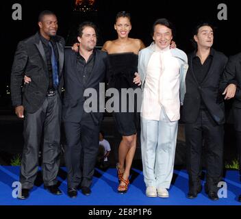 Les acteurs Jacky Chan, Yvan Attal, Noemie Lenoir et Chris Tucker posent pour des photos avec le réalisateur Brett Ratner lors de la séance photo de 'Rush Hour 3' qui a eu lieu devant la Tour Eiffel à Paris, en France, le 11 septembre 2007. Photo de Nicolas Khayat/ABACAPRESS.COM Banque D'Images