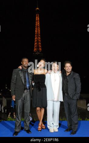 Les acteurs Jacky Chan, Brett Ratner, Noemie Lenoir et Chris Tucker posent pour des photos lors de la séance photo « Rush Hour 3 » qui a eu lieu devant la Tour Eiffel à Paris, en France, le 11 septembre 2007. Photo de Nicolas Khayat/ABACAPRESS.COM Banque D'Images