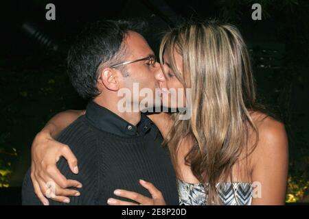 Jade, la gagnante de "Koh Lanta", célèbre sa victoire avec son mari à l'Etoile à Paris, France, le 11 septembre 2007. Photo de Benoit Pinguet/ABACAPRESS.COM. Banque D'Images