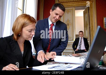 Laurence Lasserre et le porte-parole du ministre de la Justice Guillaume Didier photographiés dans un bureau du ministère de la Justice, à Paris, en France, le 12 septembre 2007. Photo de Christophe Guibbbaud/ABACAPRESS.COM Banque D'Images