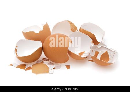 Coquille d'œuf. Coquille d'oeufs sur blanc. Banque D'Images