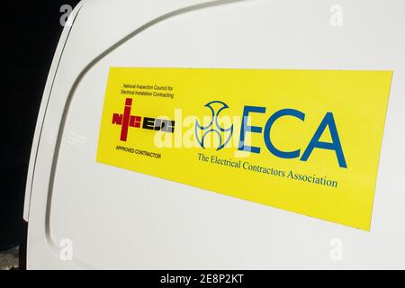 Signe de fourgon d'électricien avec des signes d'adhésion à l'Association commerciale pour l'ECA Et NIC Banque D'Images